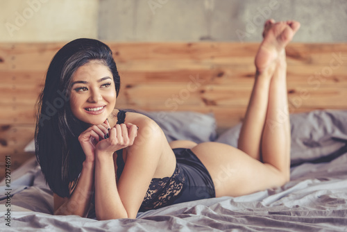 Foto Sexy woman in bedroom