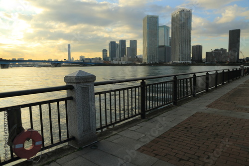 豊洲より望む高層マンション群夕景