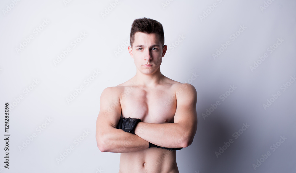 Obraz premium Man training mixed martial arts