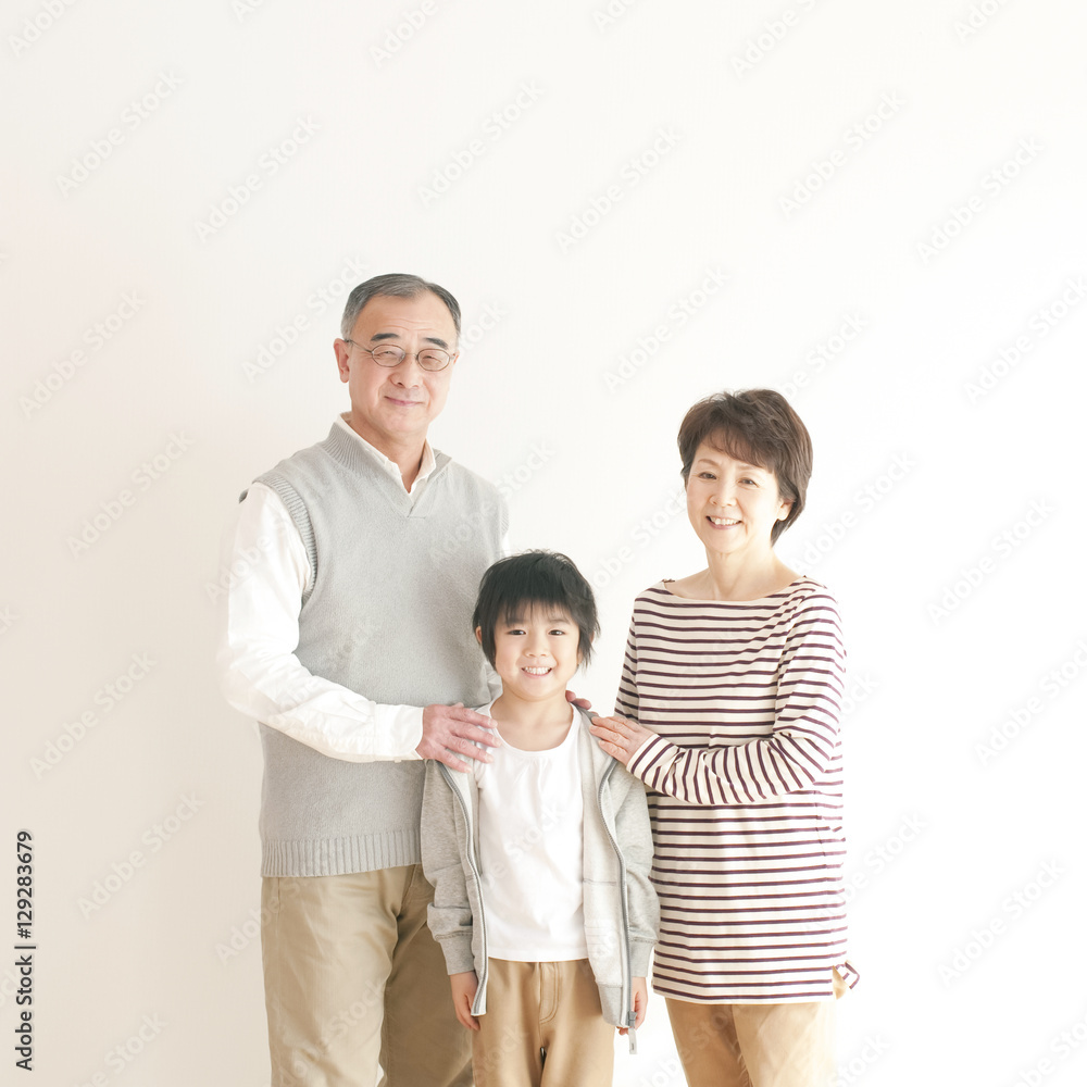 孫と祖父母のポートレート