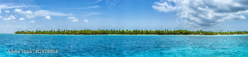 Panoramablick auf tropischen Strand mit Palmen in der Karibik