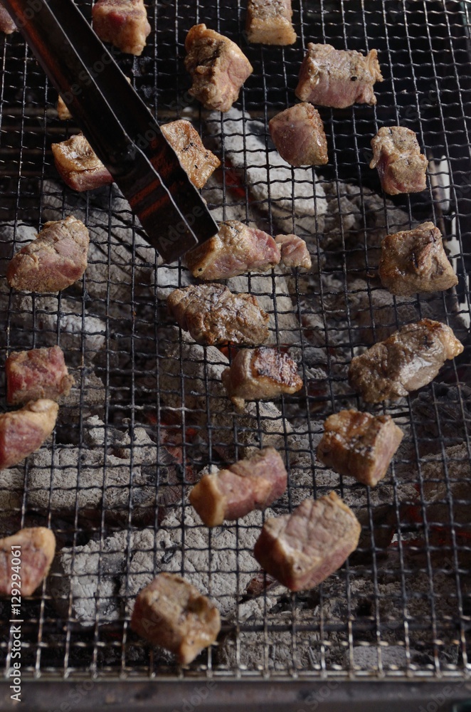 Φωτογραφία 大きめに切った牛肉でバーベキュー。炭火焼きはやっぱり美味しいですね。