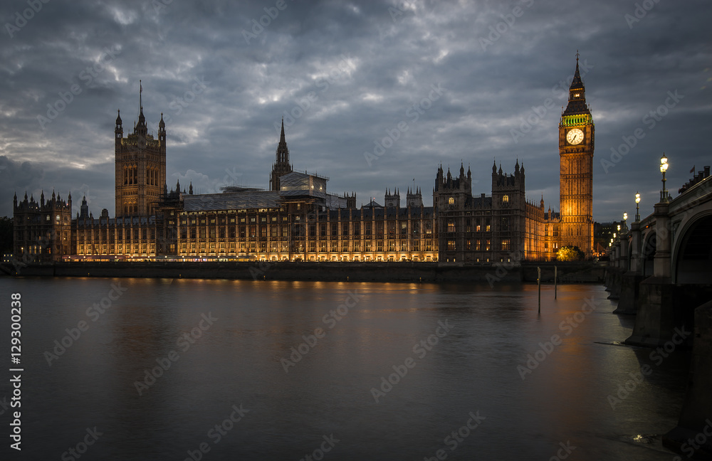 Big Ben und Westminster Parliament am Abend Big Ben und Westminster Parliament am Abend