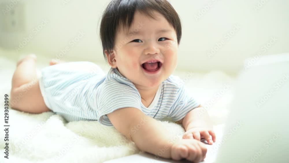 パソコンを使う赤ちゃん パソコンを使う赤ちゃん