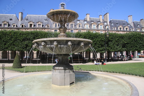 PARIS - Places des VOGES - Août 2016 photo