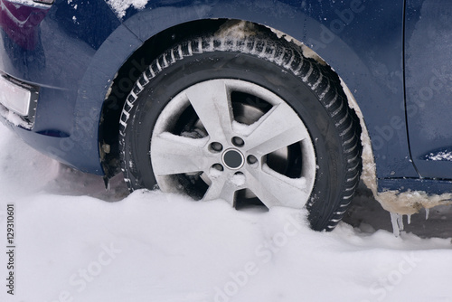 Car with winter tires on the snow covered road © Daniel CHETRONI