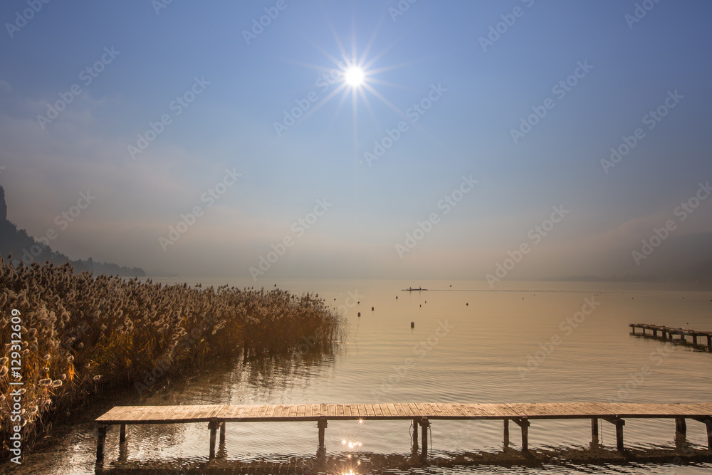 Brume hivernale sur le lac d'Annecy