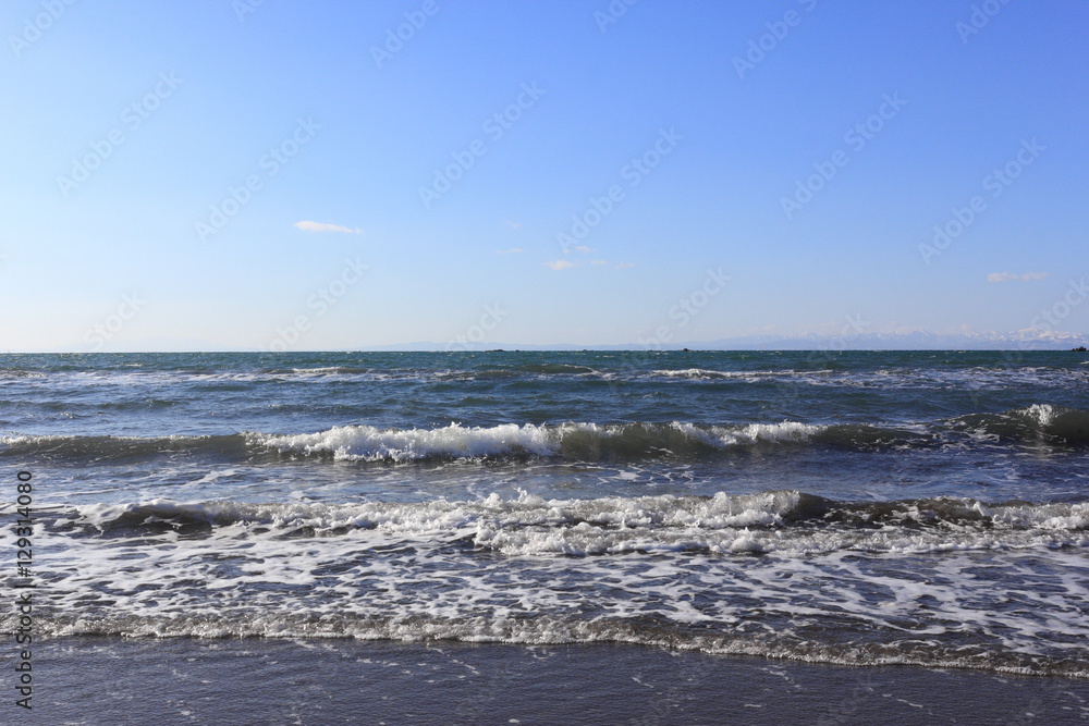北海道噴火湾風景 青空と断続的に打ち寄せる波 北海道噴火湾風景 青空と断続的に打ち寄せる波