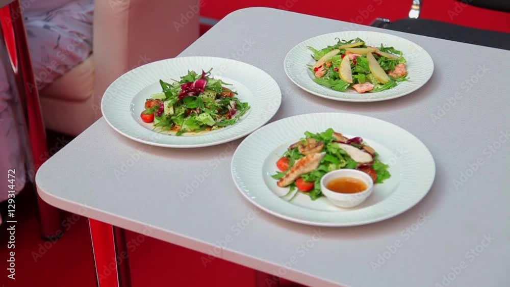 Процесс приготовления пищи на кухне ресторана. Мастерство поваров
Процесс приготовления пищи на кухне ресторана. Мастерство поваров