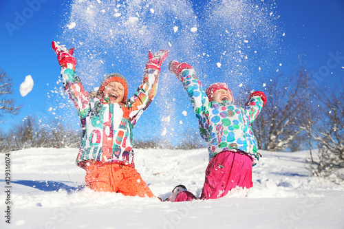 Obraz na płótnie Kids in winter time w salonie