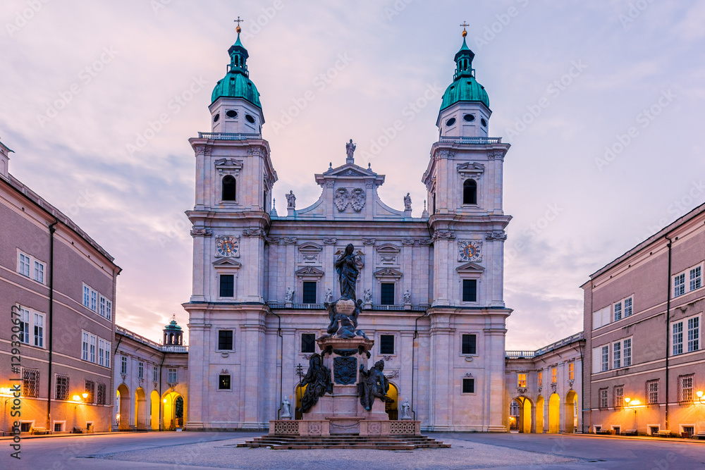 Obraz premium Katedra w Salzburgu w Austrii o wschodzie słońca