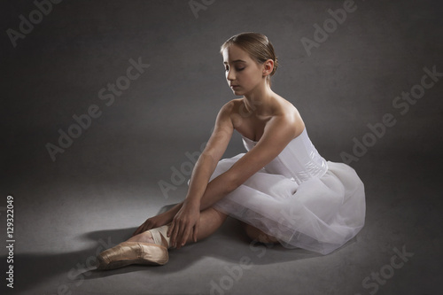 jeune fille ballerine de danse classique en tutu et pointes Stock Photo |  Adobe Stock