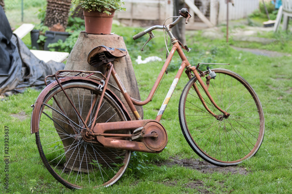 La vecchia bicicletta arrugginita