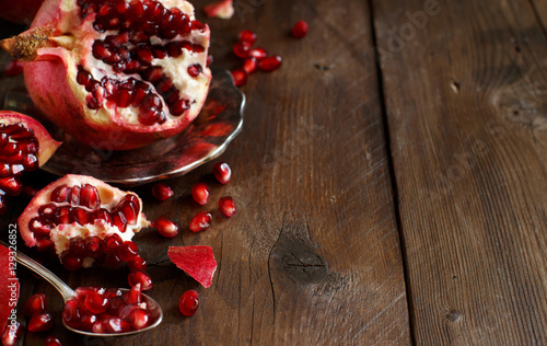 Bilde på lerret Open fresh ripe pomegranates
