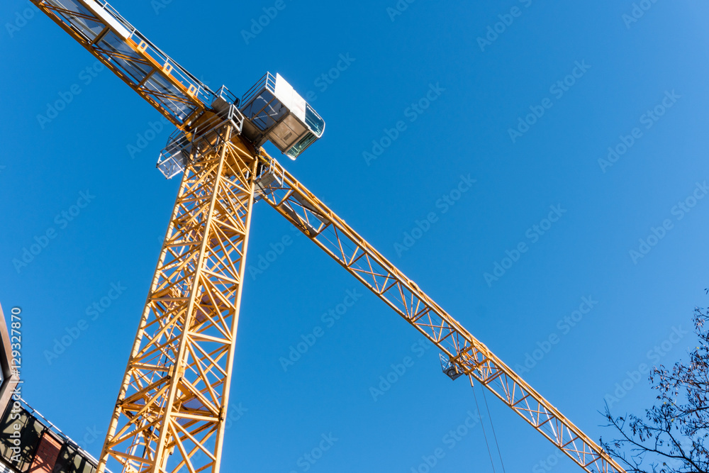 Kran vor blauem Himmel