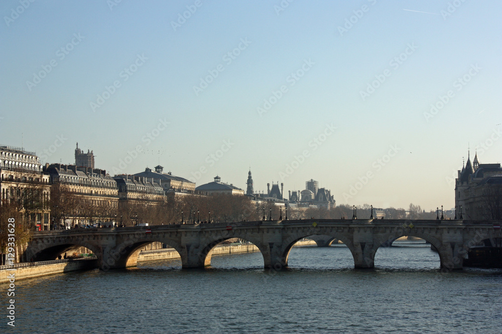 Le pont Neuf et les quais de Seine à Paris, France