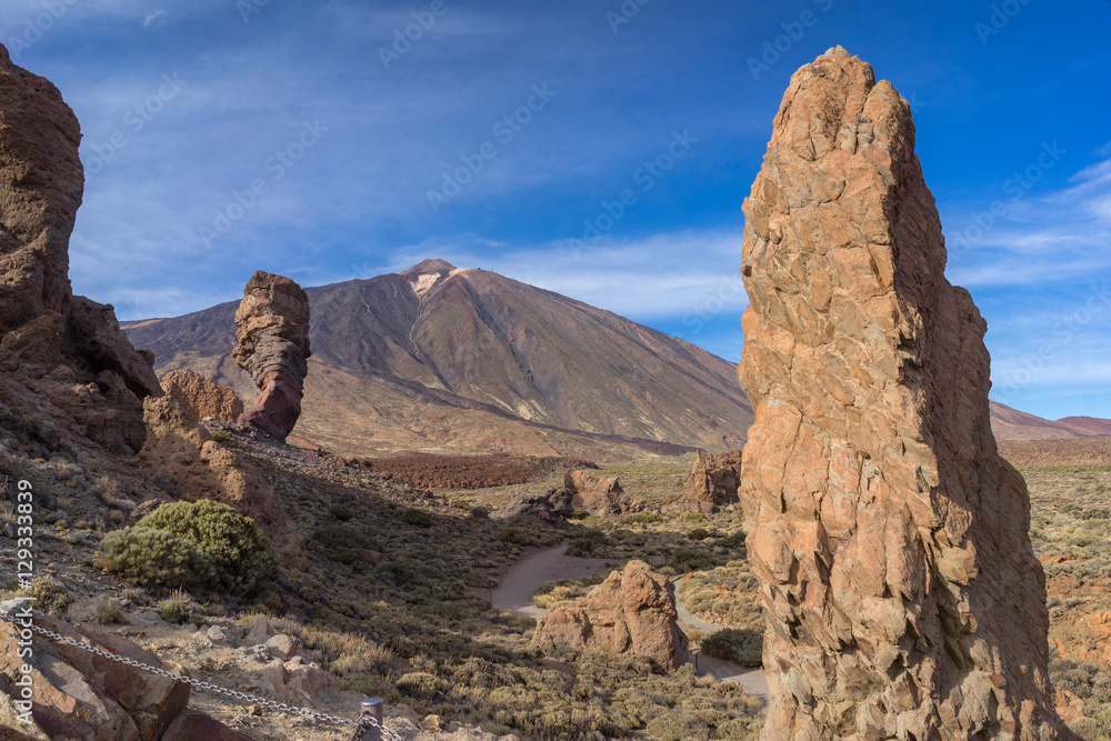Obraz premium Scenic view of Roques del Garcia stone and Teide volcano in the Teide National Park, Tenerife, Canary Islands, Spain.