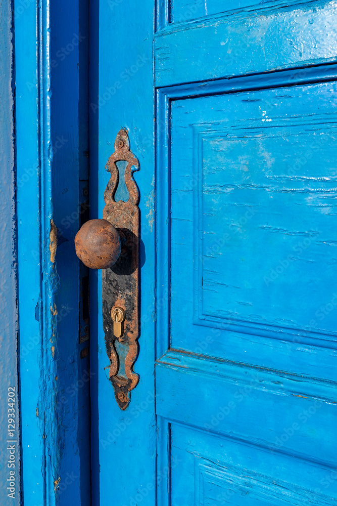 Obraz premium Detail view of old vintage wooden door with metal door knob.