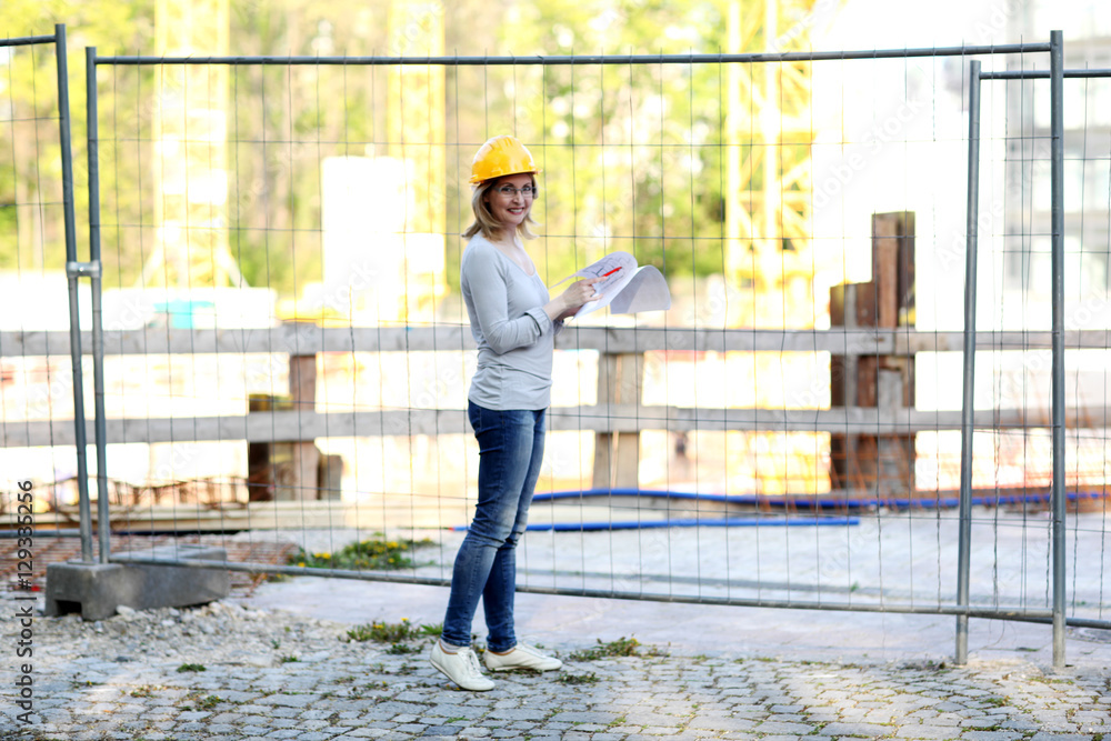 Frau inspiziert die Baustelle