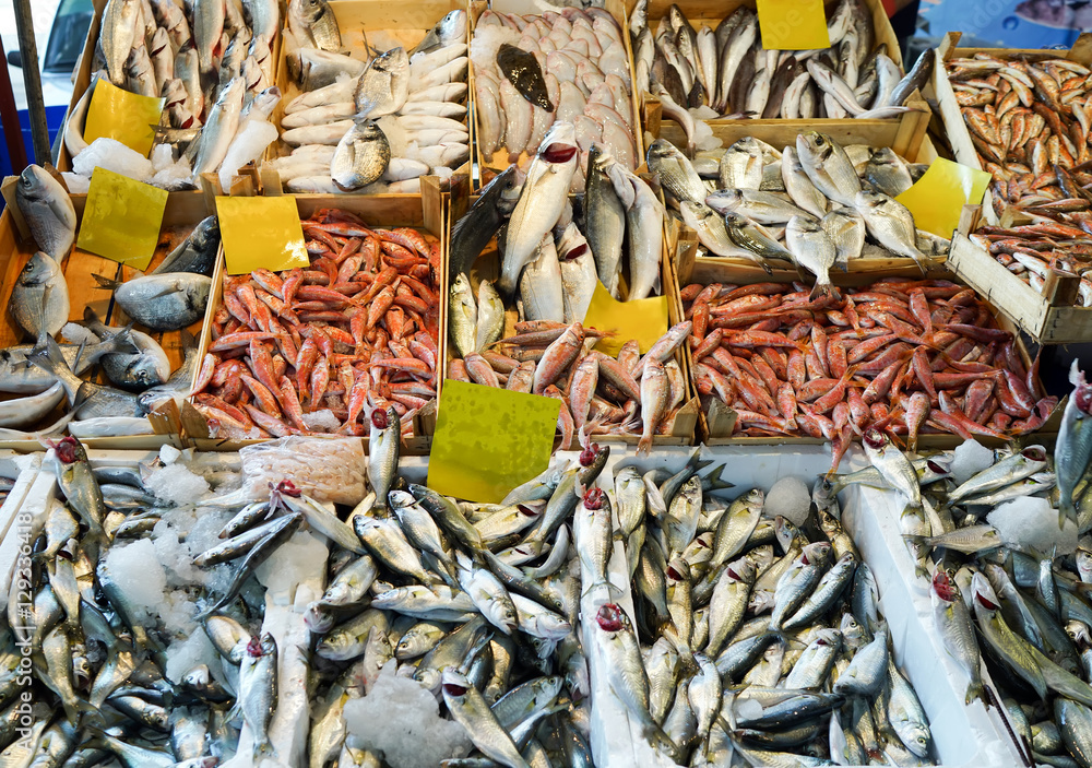 Foto de Fish Market Stall.Fish market stall in Istanbul, Turkey with