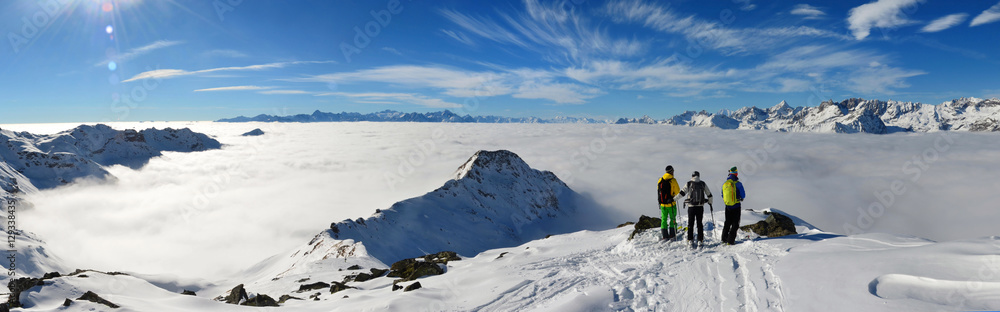 Scialpinisti con mare di nuvole sullo sfondo, 