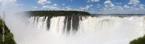 Iguazu  13 11 2010  vista panoramica della spettacolare Garganta del Diablo  la gola del Diavolo  la pi   impressionante gola delle cascate di Iguazu al confine tra Argentina e Brasile