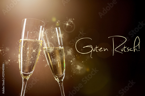 Silvesterstimmung mit Champagnergläsern und Glückwünschen 