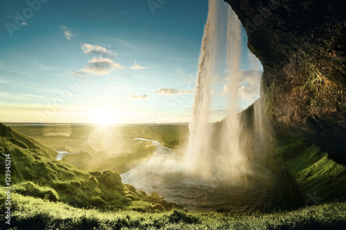 Wodospad Seljalandfoss w okresie letnim, Islandia