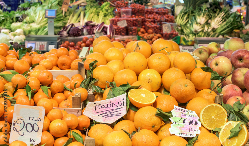 oranges and mandarins at an italian market