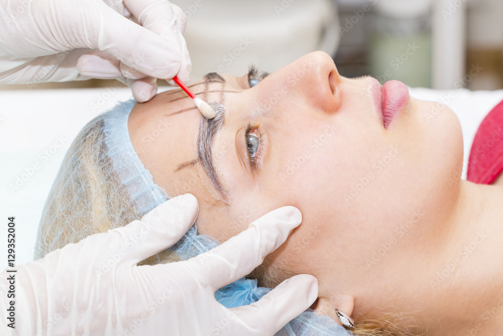 Naklejka premium Mikrobleyding eyebrows workflow in a beauty salon