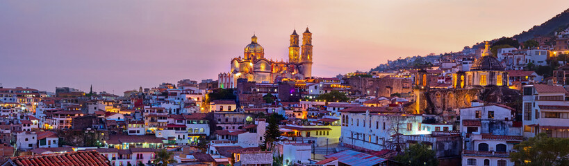 Sierkussen Mexico Skyline Taxco bij zonsondergang  © Belikova Oksana