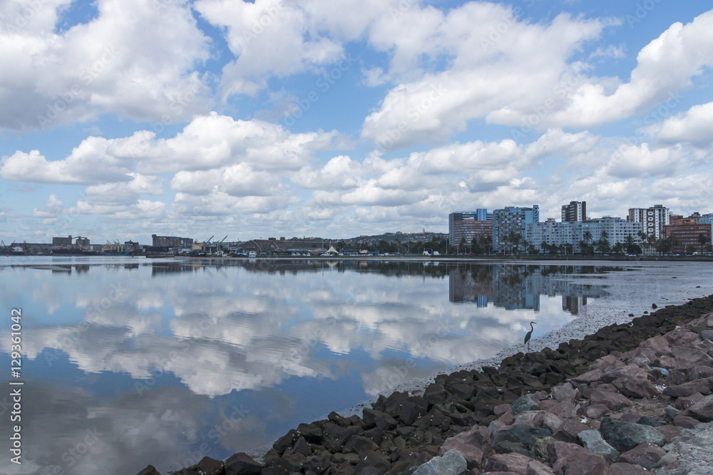 Naklejka premium Harbor Low Tide with Cloudy Blue Sky Reflections