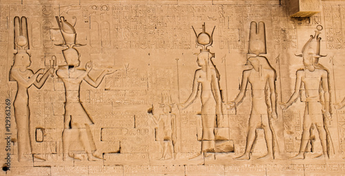 Fotografie The south wall of the temple of Hathor at Dendera with lion-headed waterspouts
