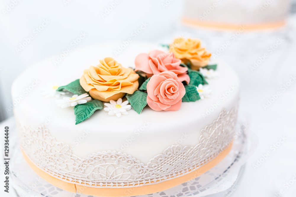 Hochzeitstorte mit Überzug aus Marzipan und Rosen Hochzeitstorte mit Überzug aus Marzipan und Rosen