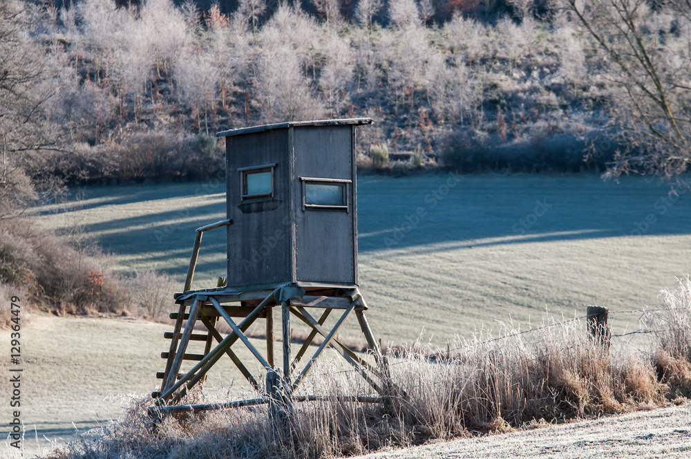 Hochsitz am Wintermorgen Hochsitz am Wintermorgen
