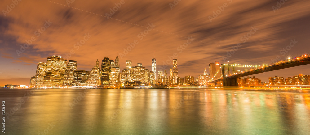 Fototapeta premium Nocny widok na Manhattan i Brooklyn Bridge
