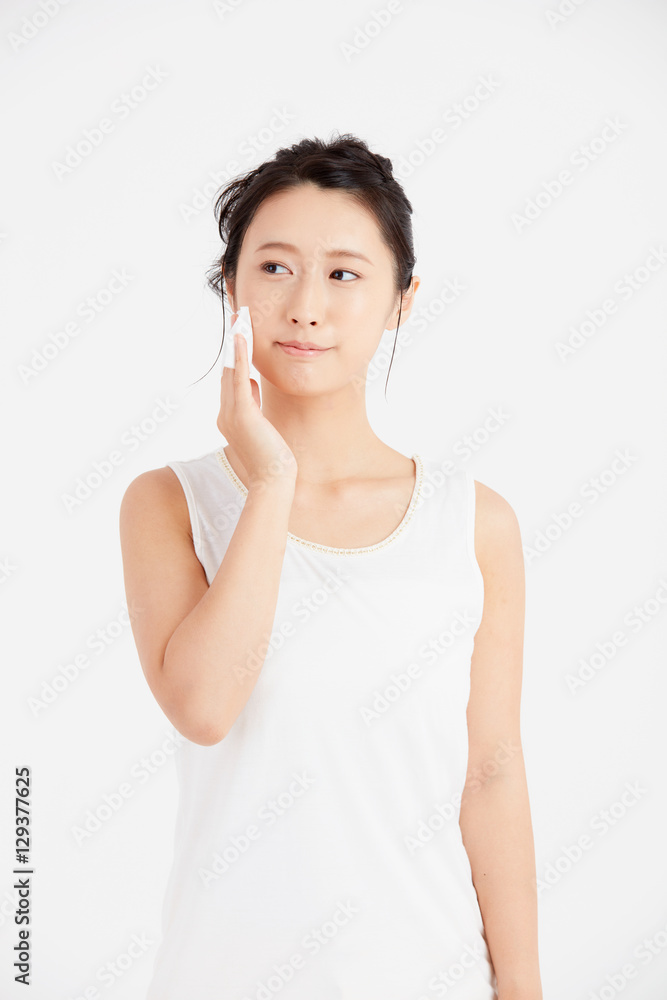 コットンを使う女性 コットンを使う女性