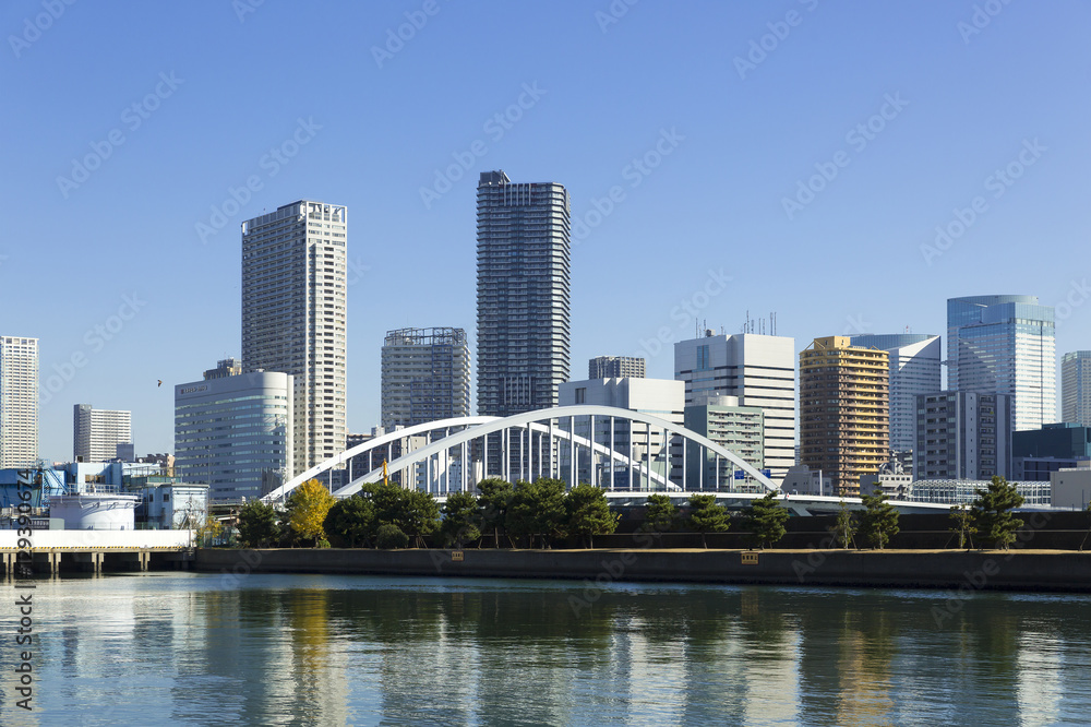 東京都市風景　完成した築地大橋と勝どきのビルと高層マンション群