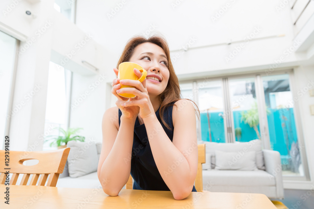 飲み物を飲む女性 飲み物を飲む女性