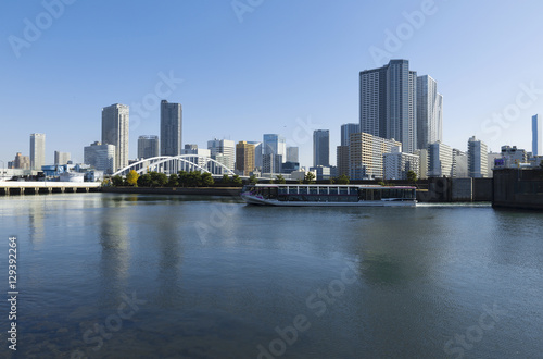 東京都市風景　完成した築地大橋と勝どきのビルと高層マンション群
