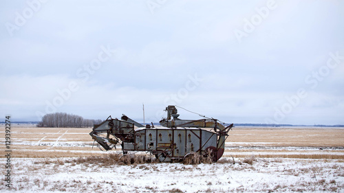 Fotografia Vintage threshing machine from the 1940s in a rural agriculture landscape