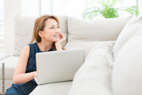 部屋でパソコンを見る女性 © miya227