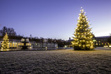 Beleuchteter Weihnachtsbaum am Kurhausplatz in Wiesbaden