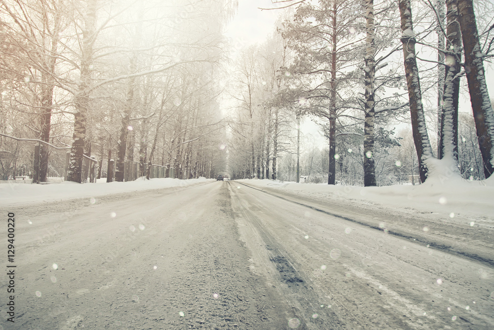 Naklejka premium road in the snowy storm winter