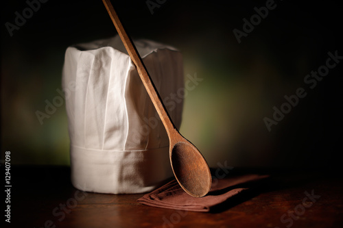 Fototapeta Naklejka Na Ścianę i Meble -  cappello da cuoco con cucchiaio in legno
