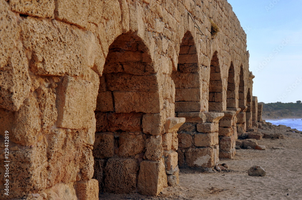 Römisches Aquädukt in der alten Römerstadt Caesarea Stock Photo | Adobe ...