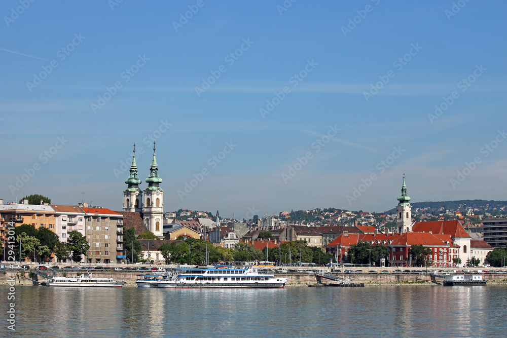 Obraz premium Danube riverside with churches buildings and boats Budapest Hung