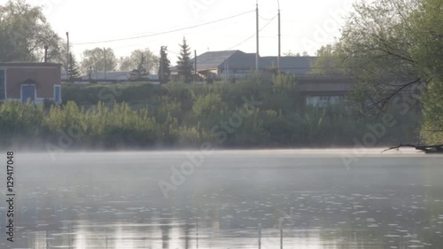 Река в лесу с мостом на рассвете