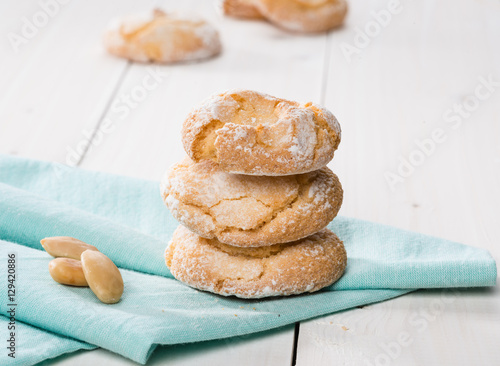 Amaretti di pasta di mandorla, tipico di Modena, fuoco selettivo