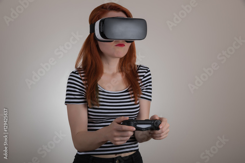 Slika na platnu Women have to experience the virtual reality of the game